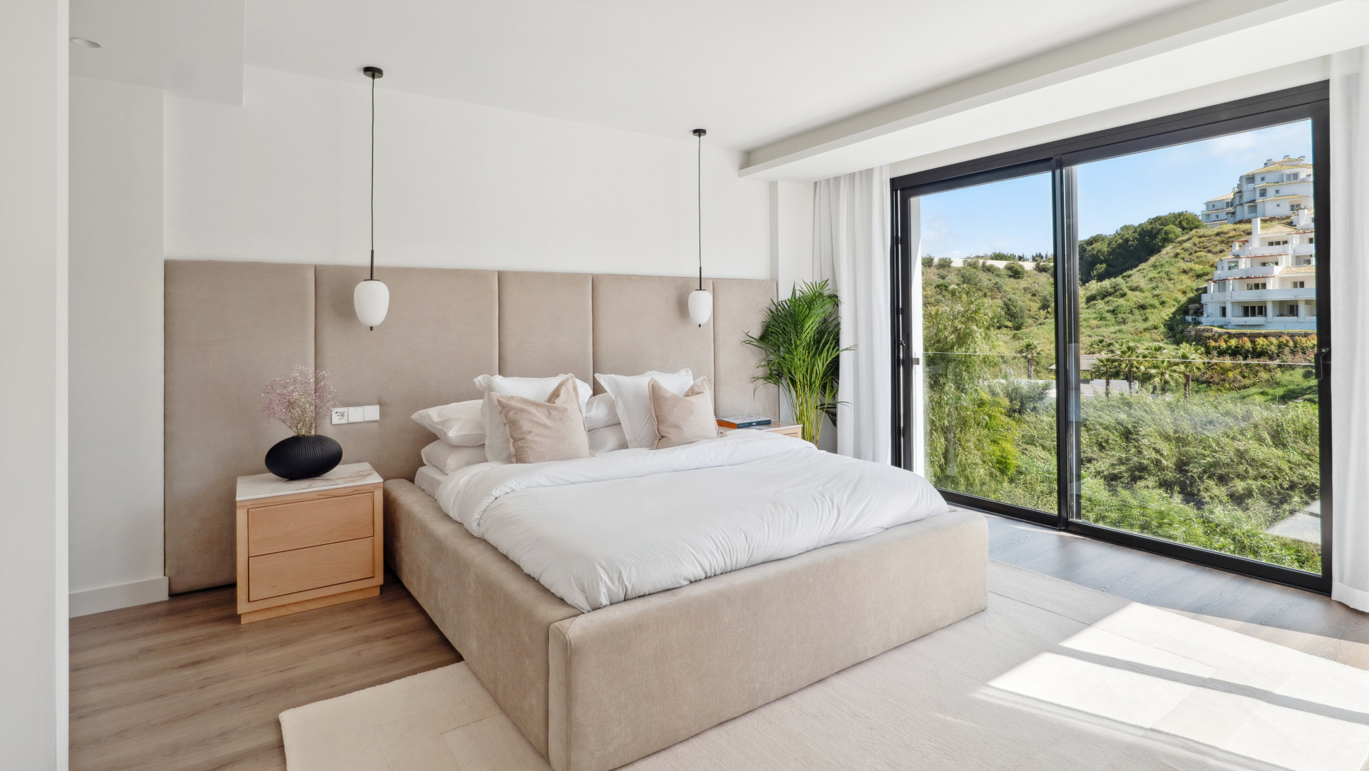 Contemporary Villa with Stunning Views · Photo 15