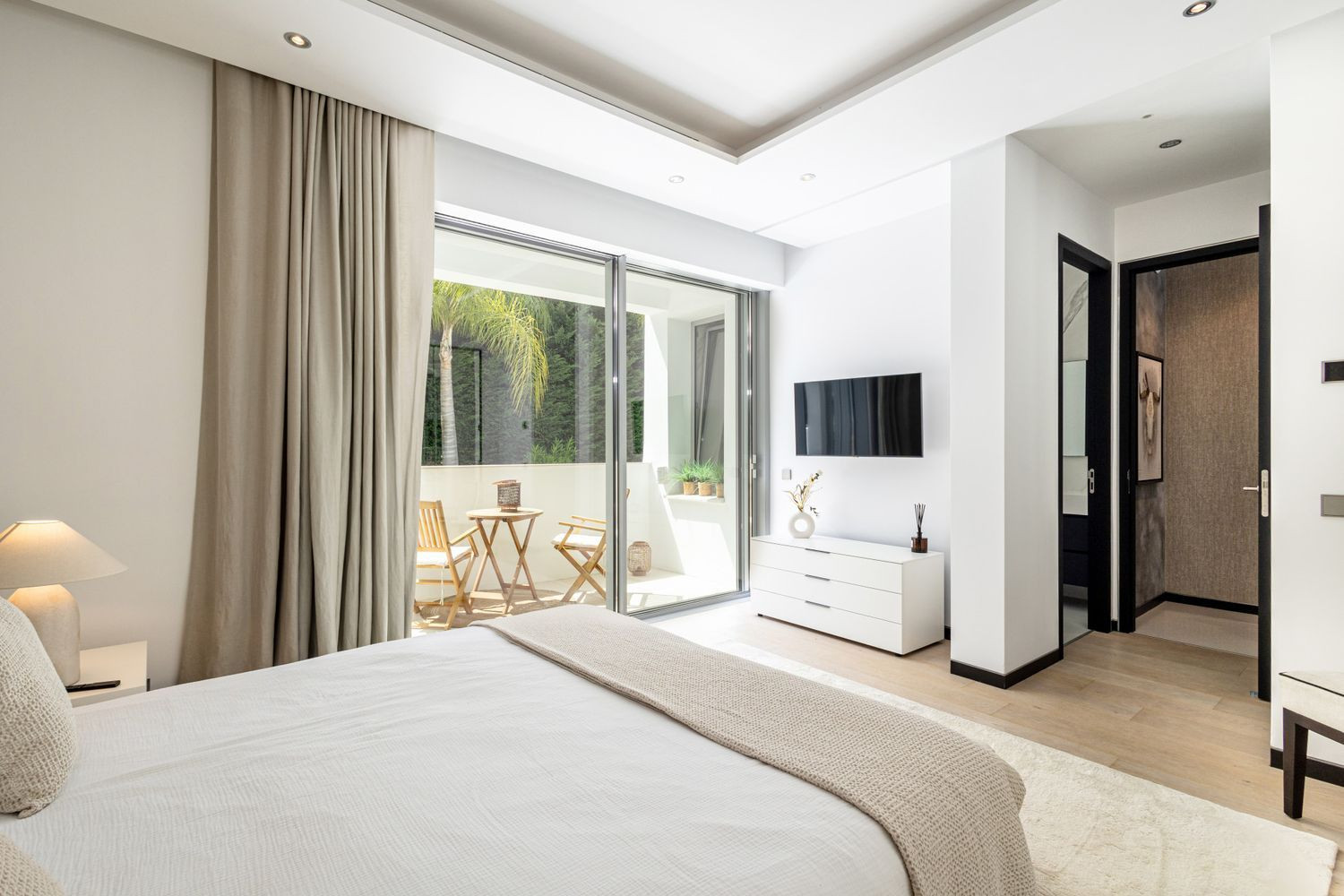 Modern Villa with Panoramic Views · Photo 19