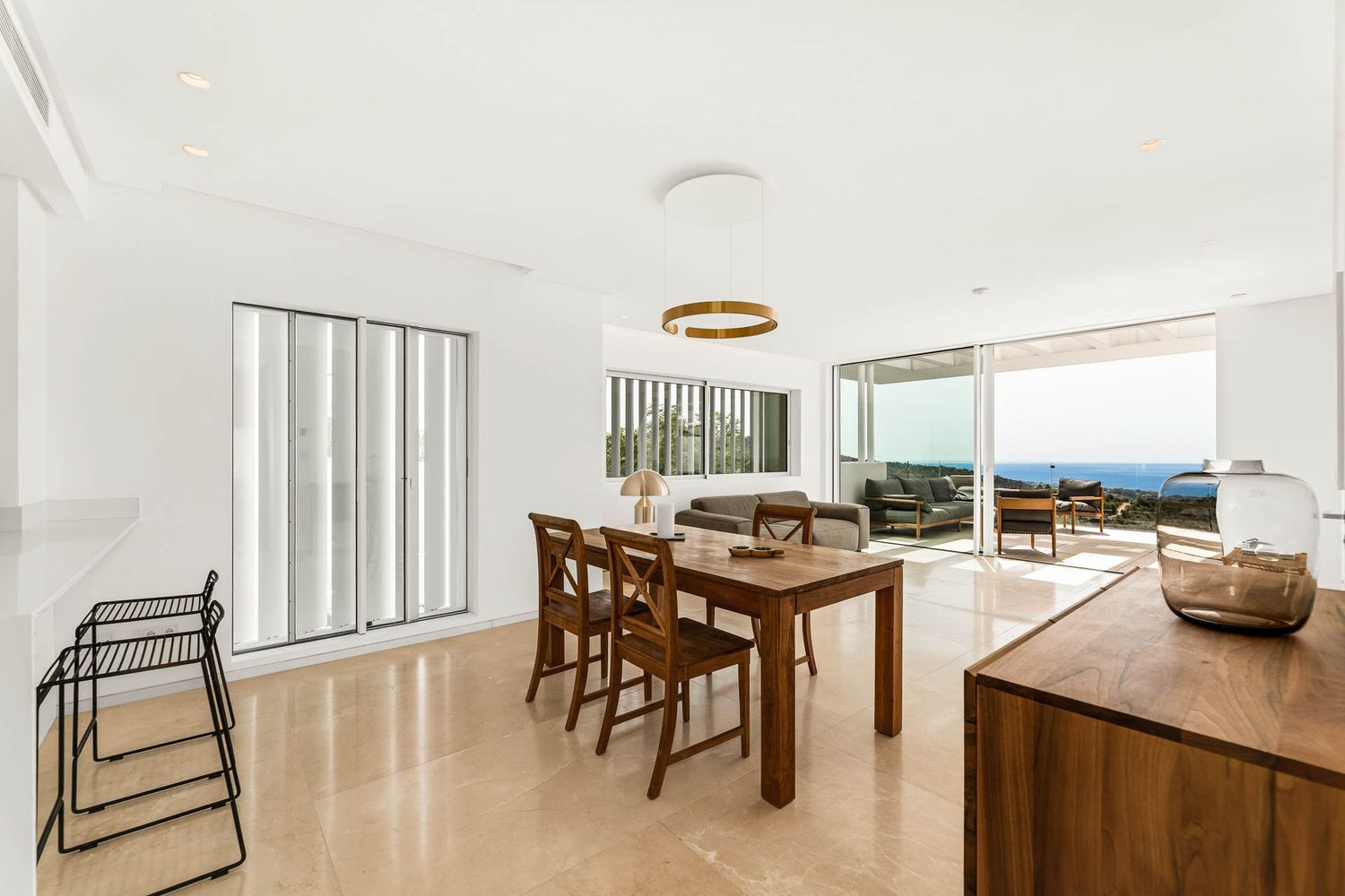 Contemporary Apartment with Panoramic Views · Photo 9