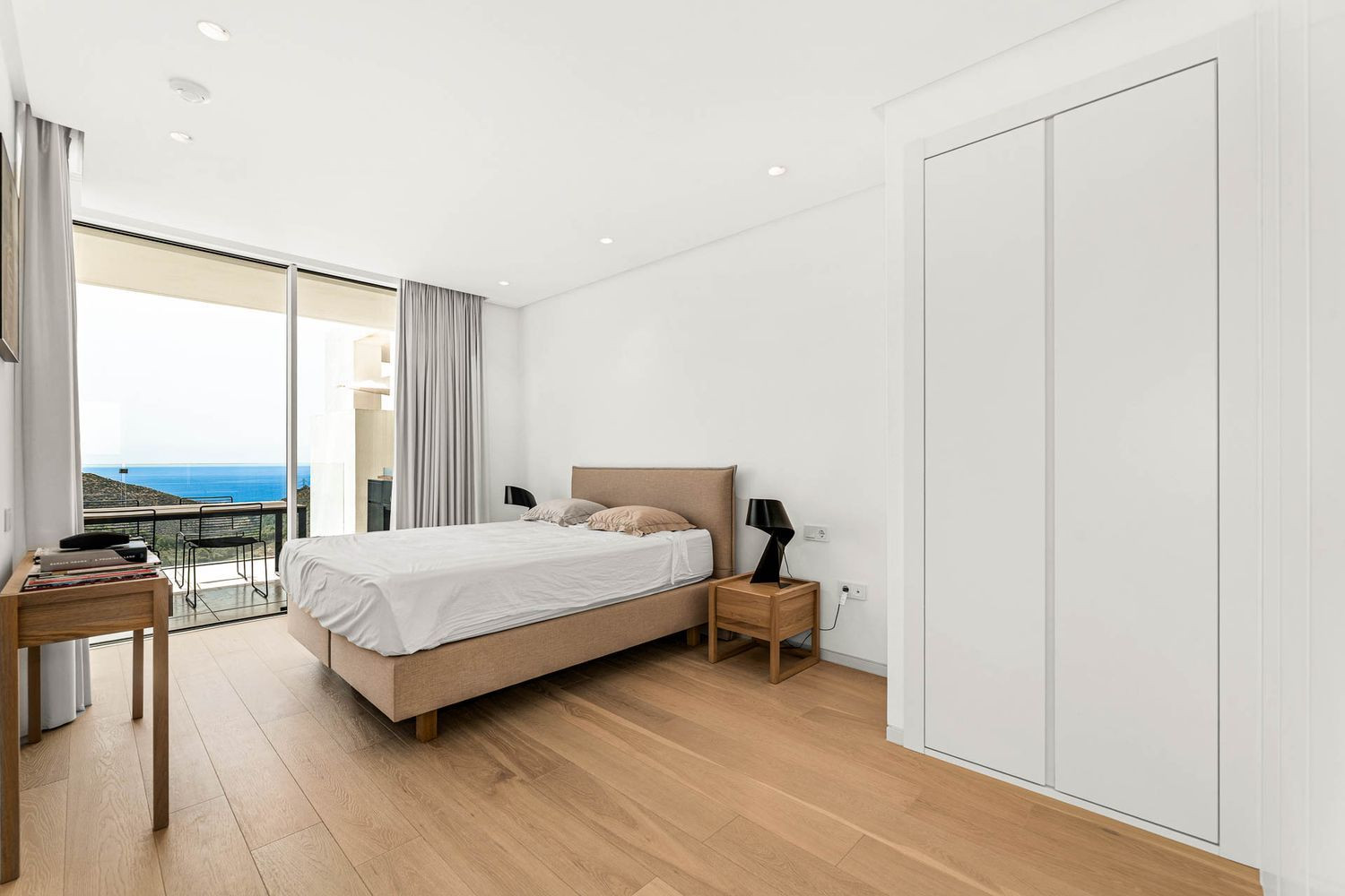 Contemporary Apartment with Panoramic Views · Photo 15