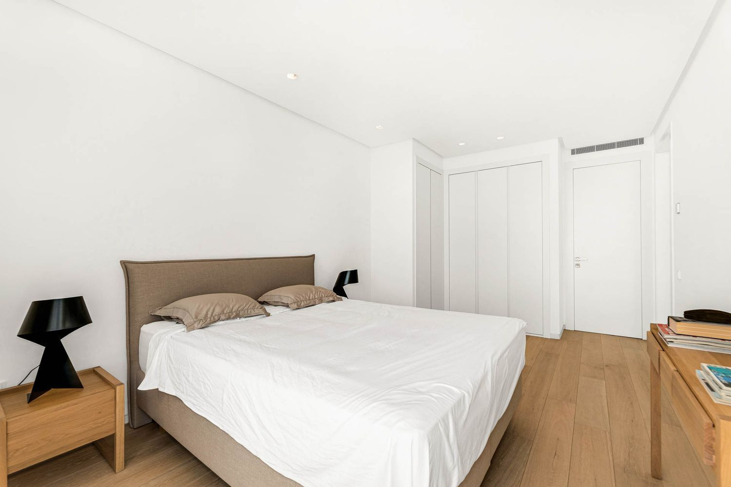 Contemporary Apartment with Panoramic Views · Photo 14