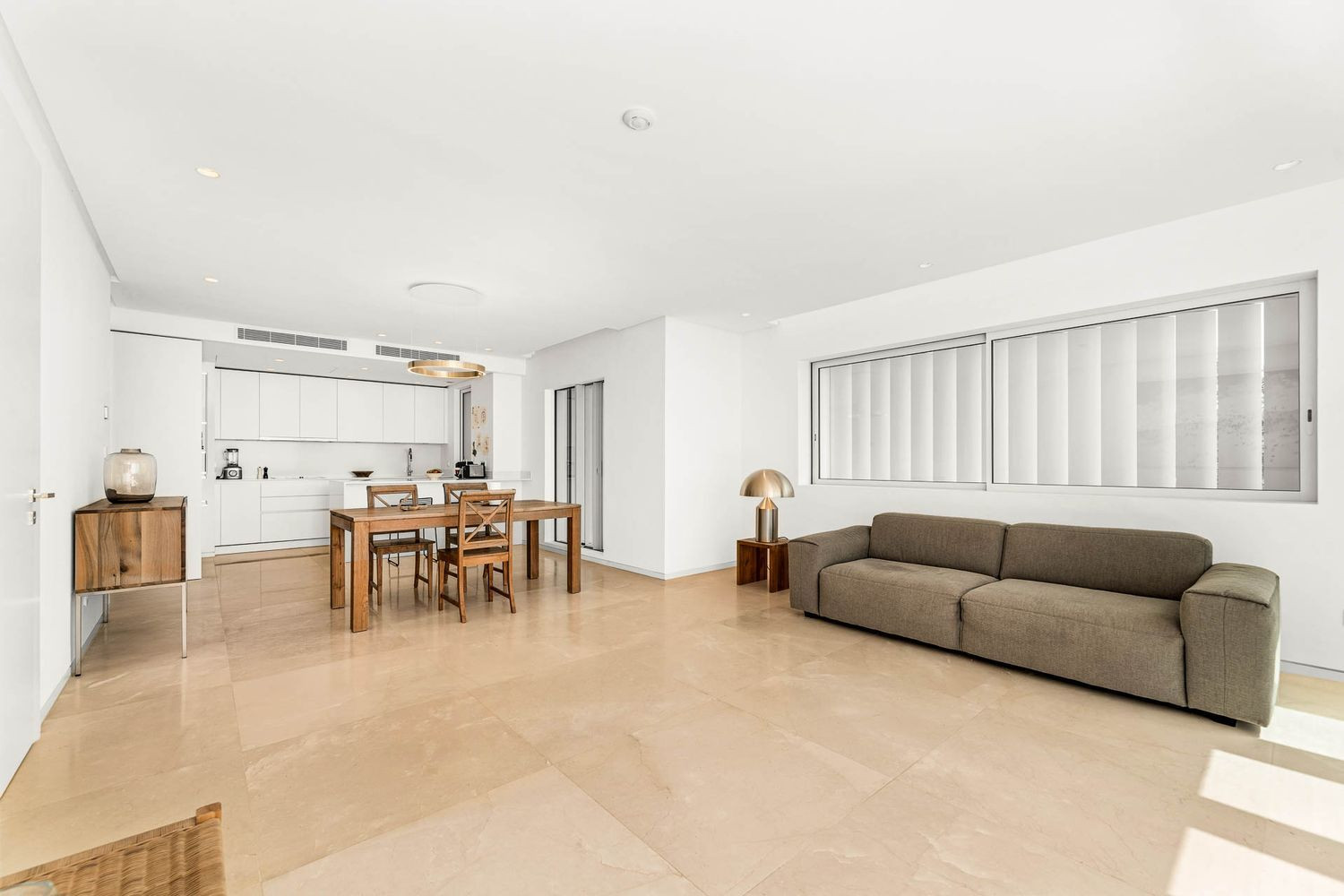 Contemporary Apartment with Panoramic Views · Photo 8
