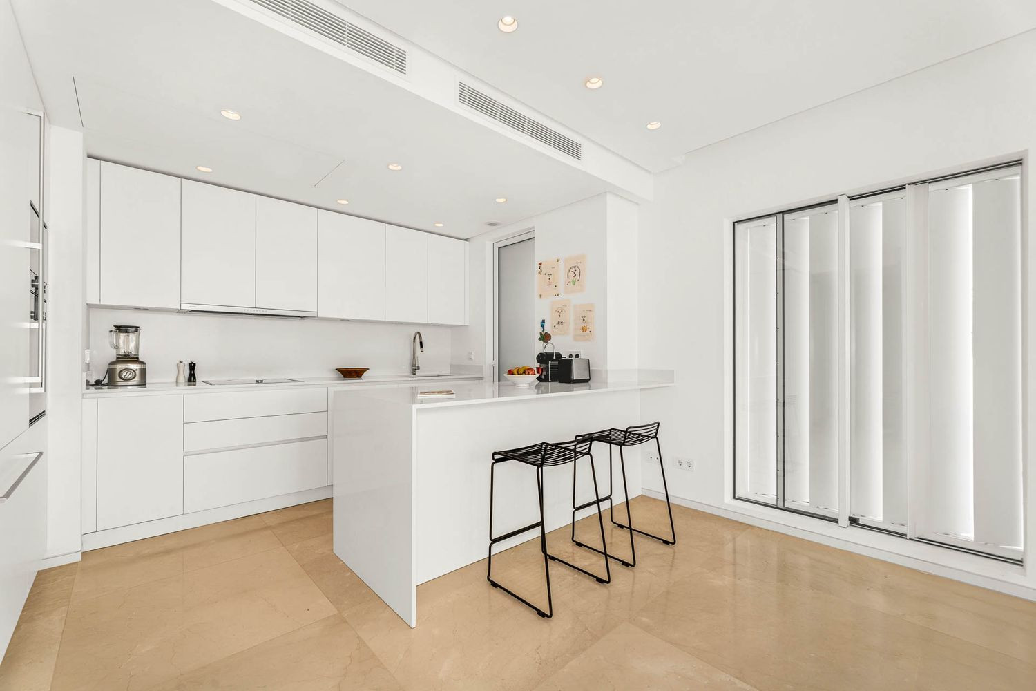 Contemporary Apartment with Panoramic Views · Photo 11