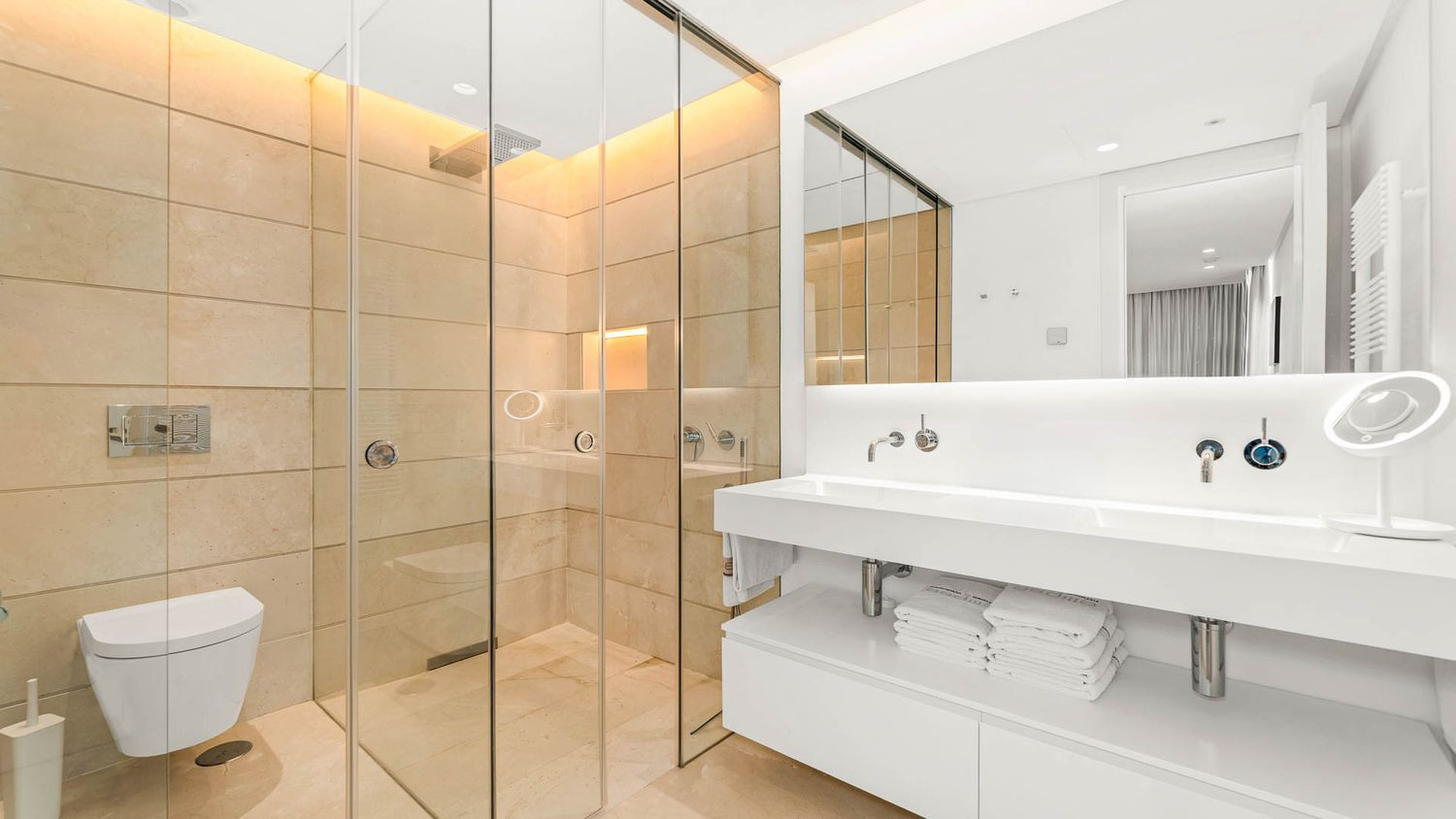 Contemporary Apartment with Panoramic Views · Photo 17