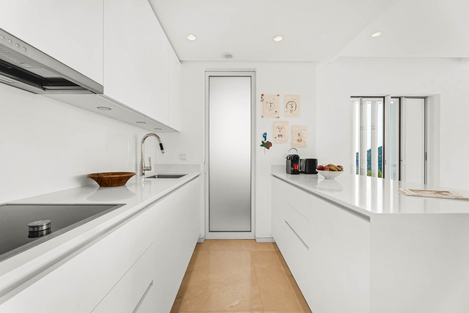 Contemporary Apartment with Panoramic Views · Photo 12