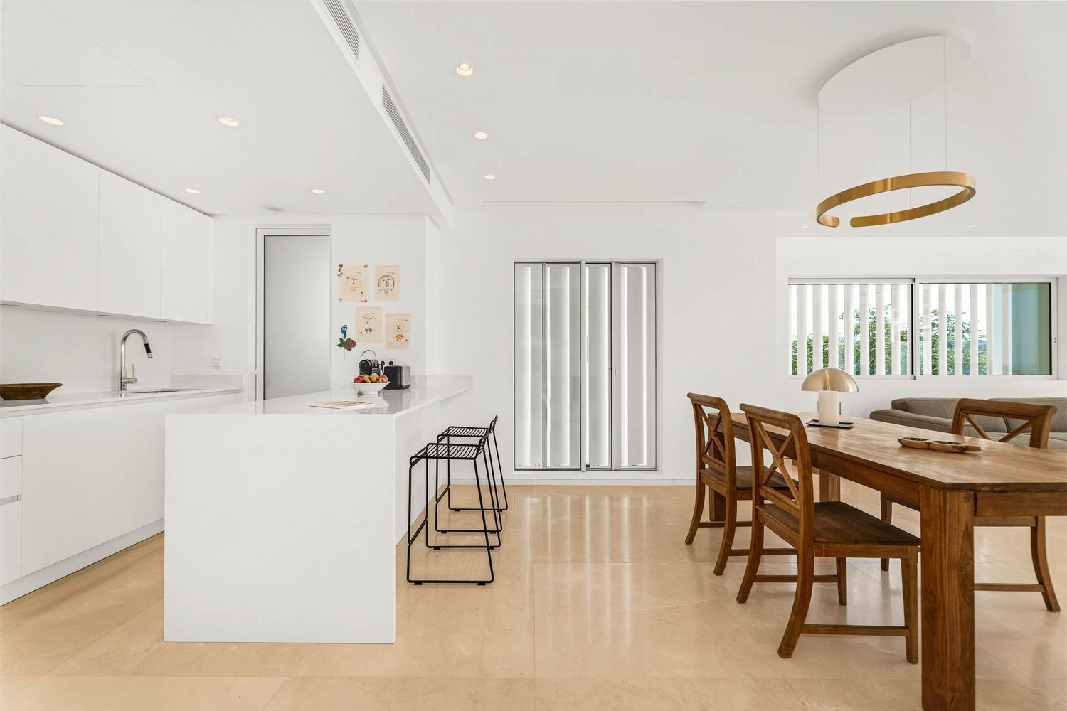 Contemporary Apartment with Panoramic Views · Photo 10