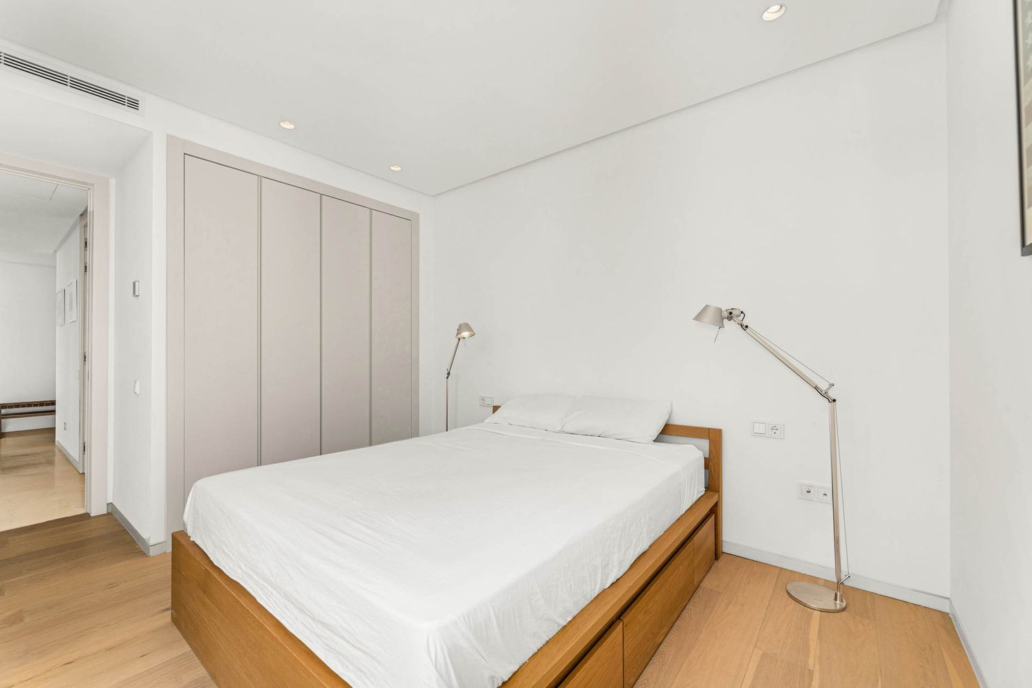 Contemporary Apartment with Panoramic Views · Photo 13