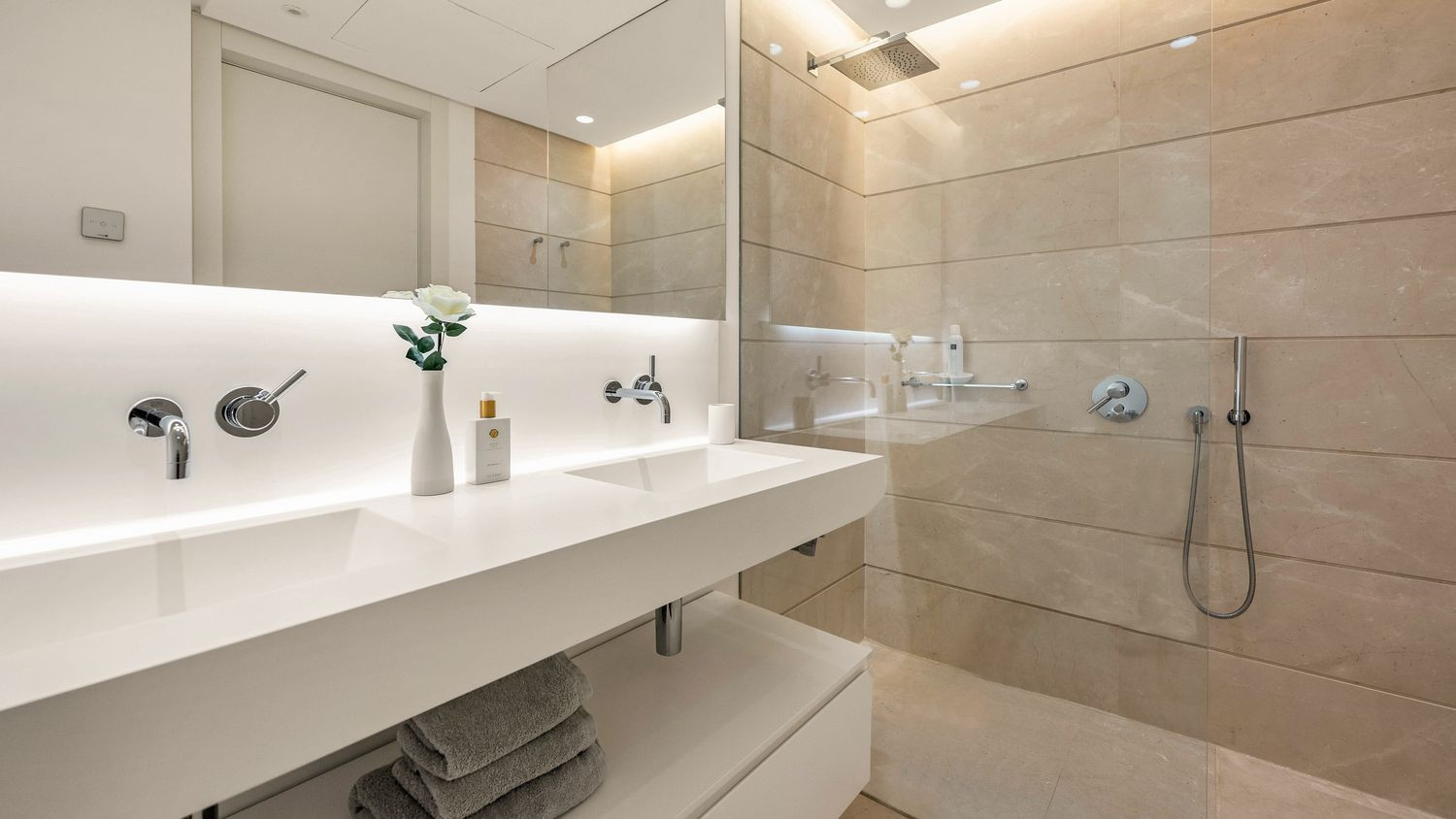Nowoczesny Apartament z Panoramicznym Widokiem na Morze i Góry · Zdjęcie 15