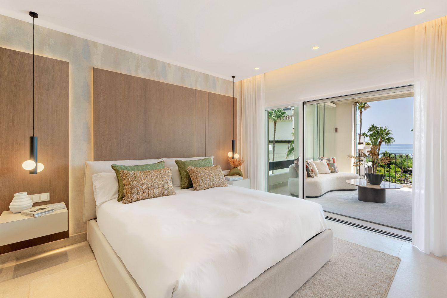 Beachfront Apartment with Sea Views · Photo 13