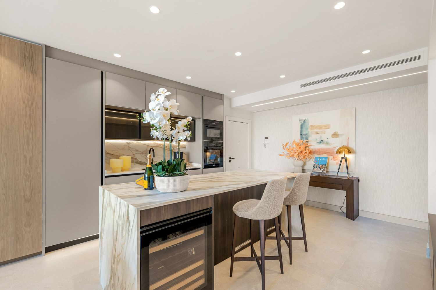 Beachfront Apartment with Sea Views · Photo 8
