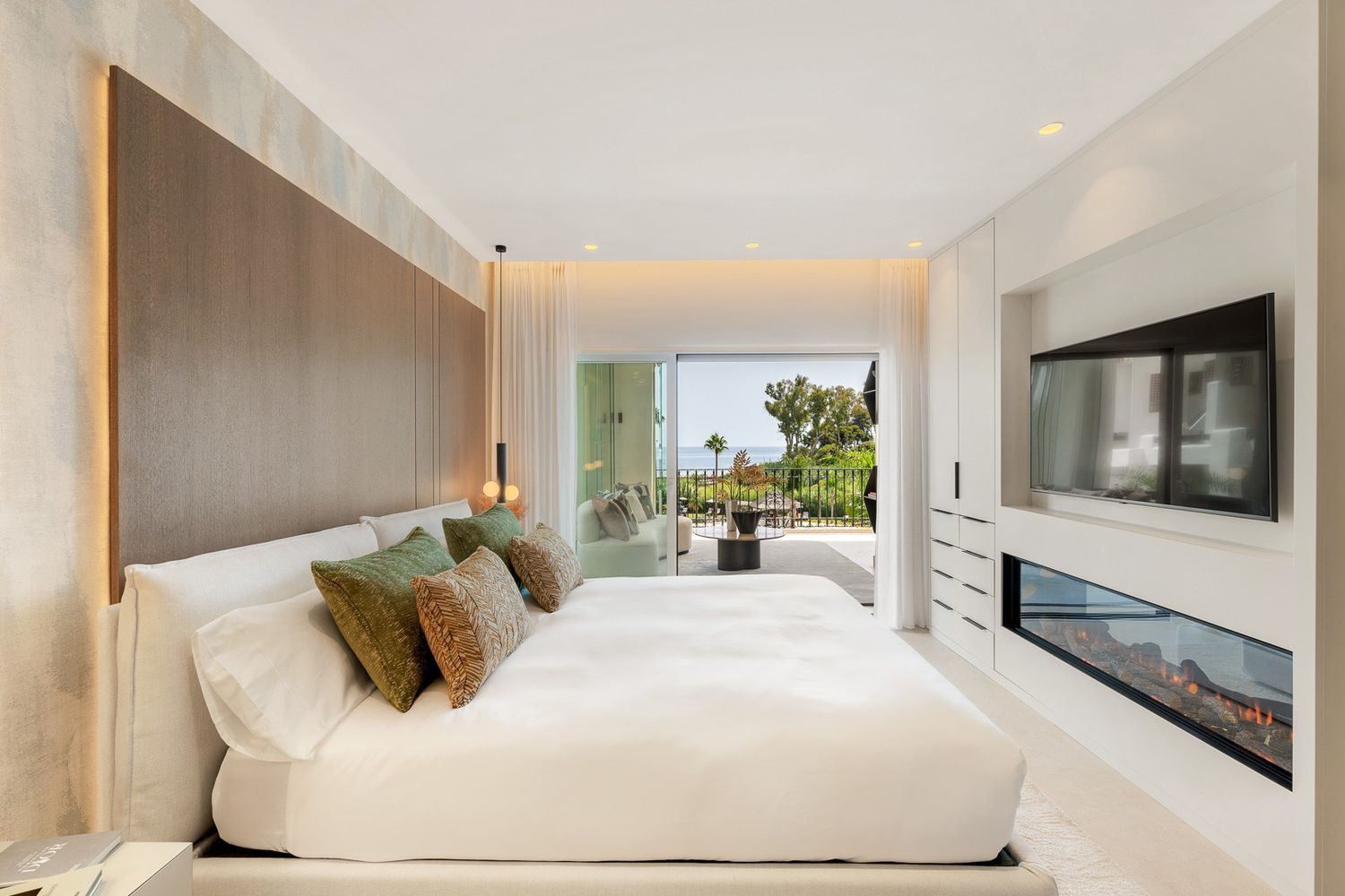 Beachfront Apartment with Sea Views · Photo 14