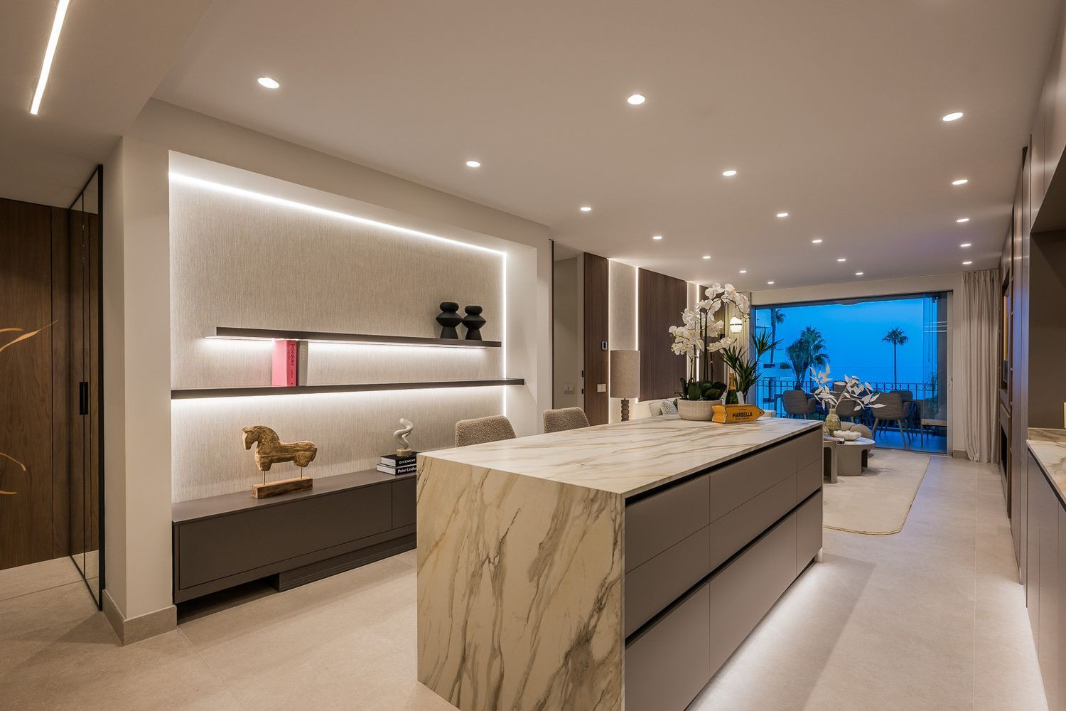 Beachfront Apartment with Sea Views · Photo 10