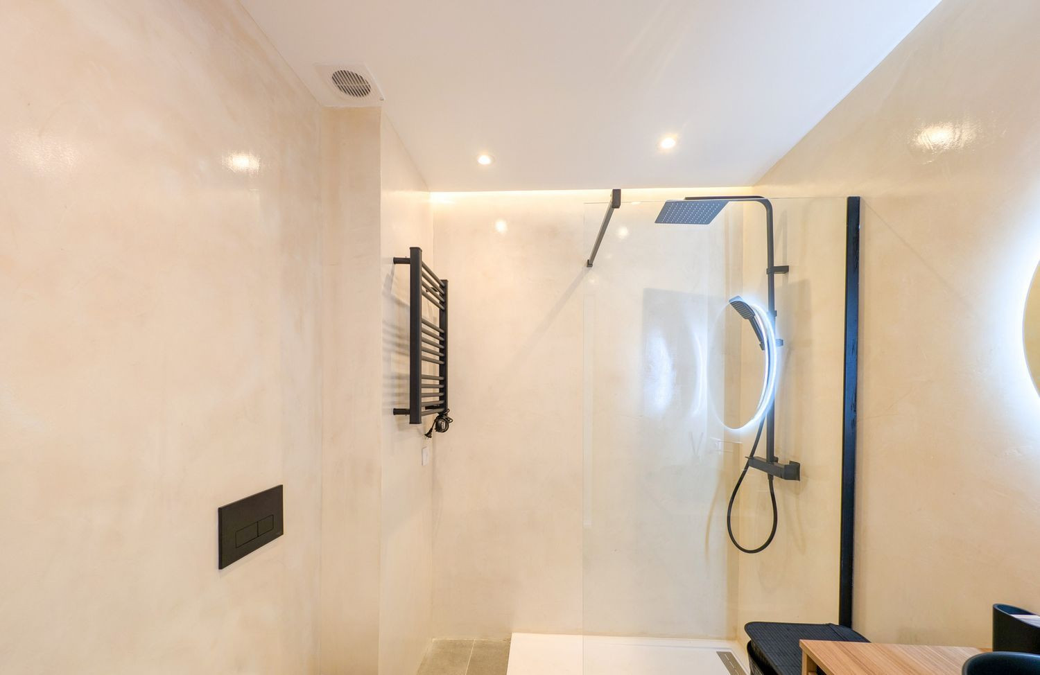 Beachfront Apartment with Sea Views · Photo 15