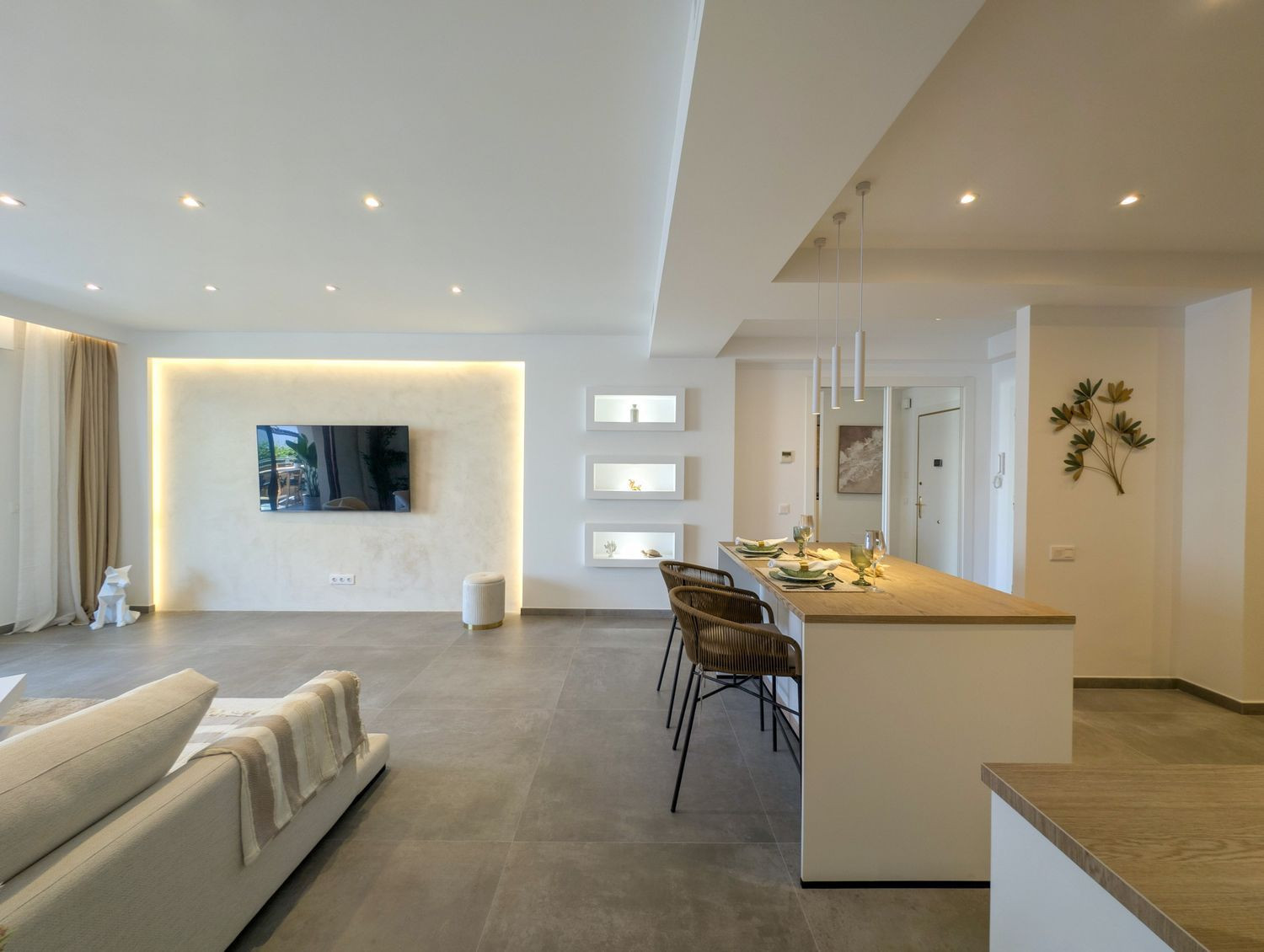 Beachfront Apartment with Sea Views · Photo 9