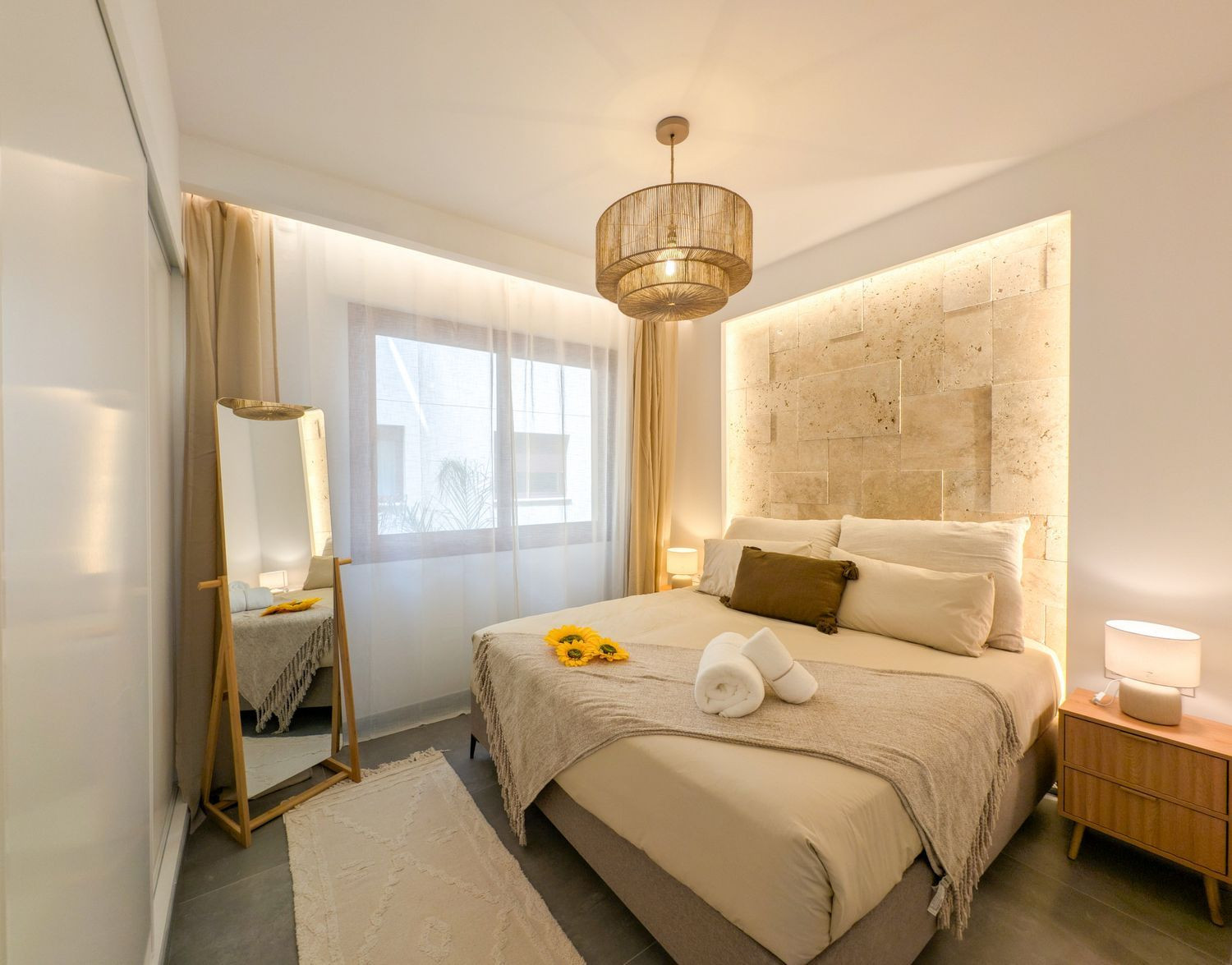 Beachfront Apartment with Sea Views · Photo 12