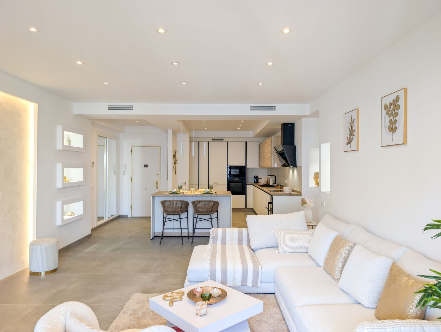 Beachfront Apartment with Sea Views · Photo 8