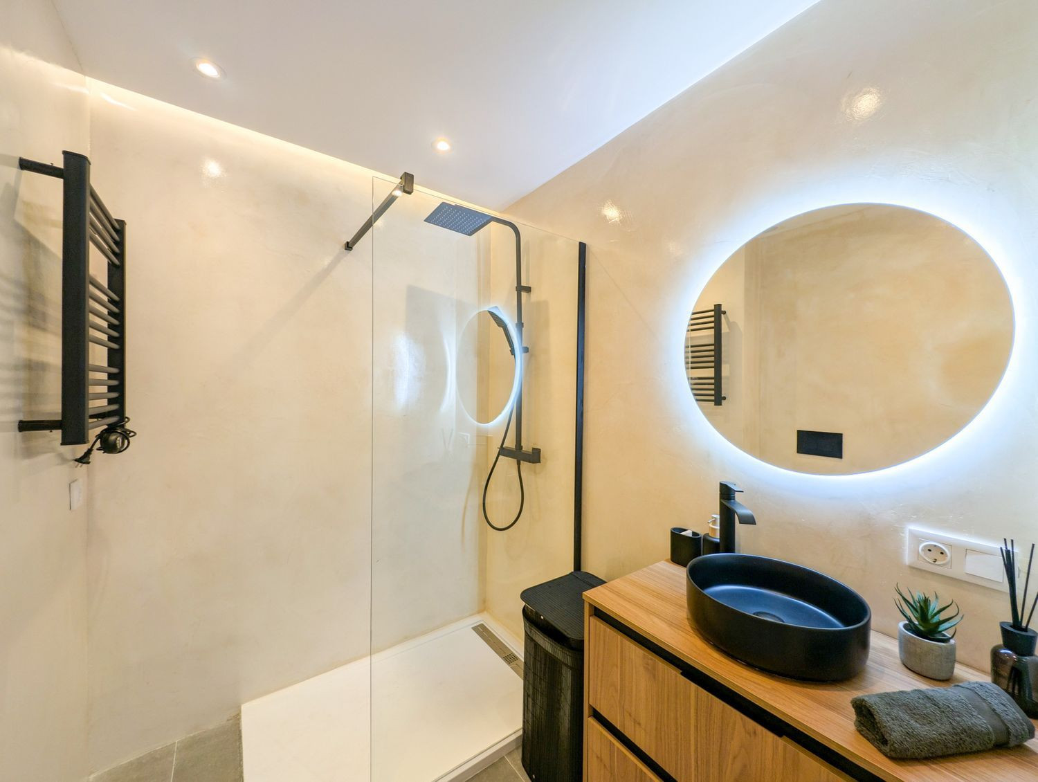 Beachfront Apartment with Sea Views · Photo 14