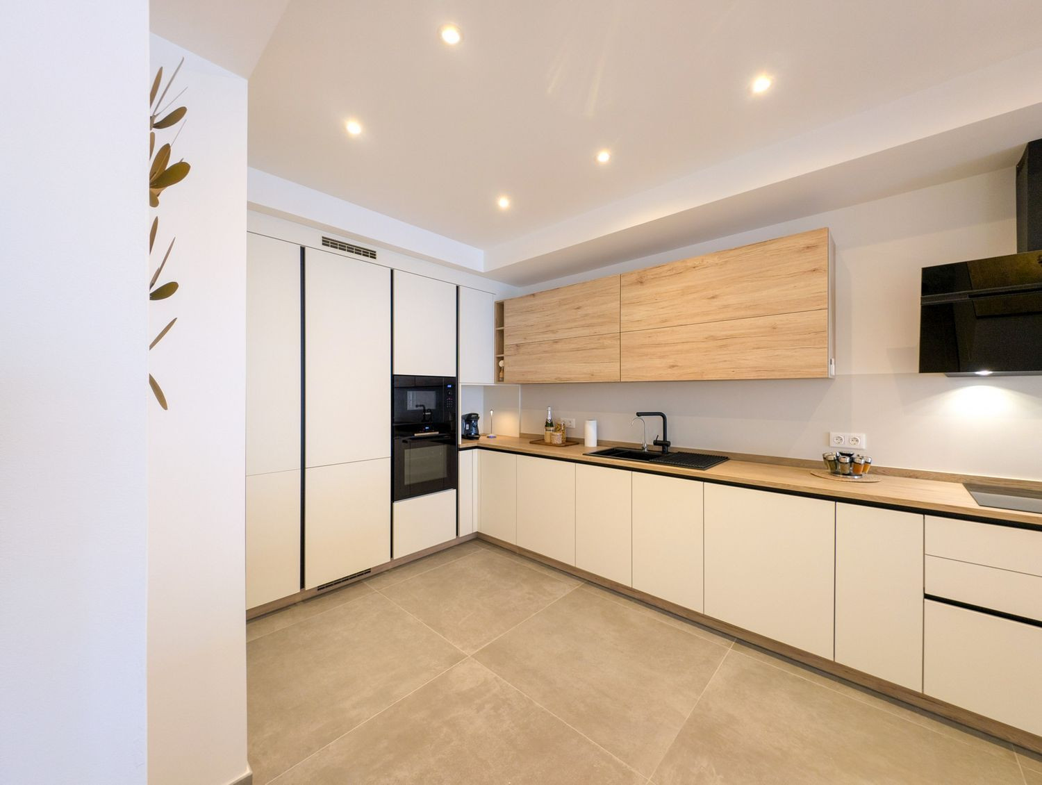 Beachfront Apartment with Sea Views · Photo 11