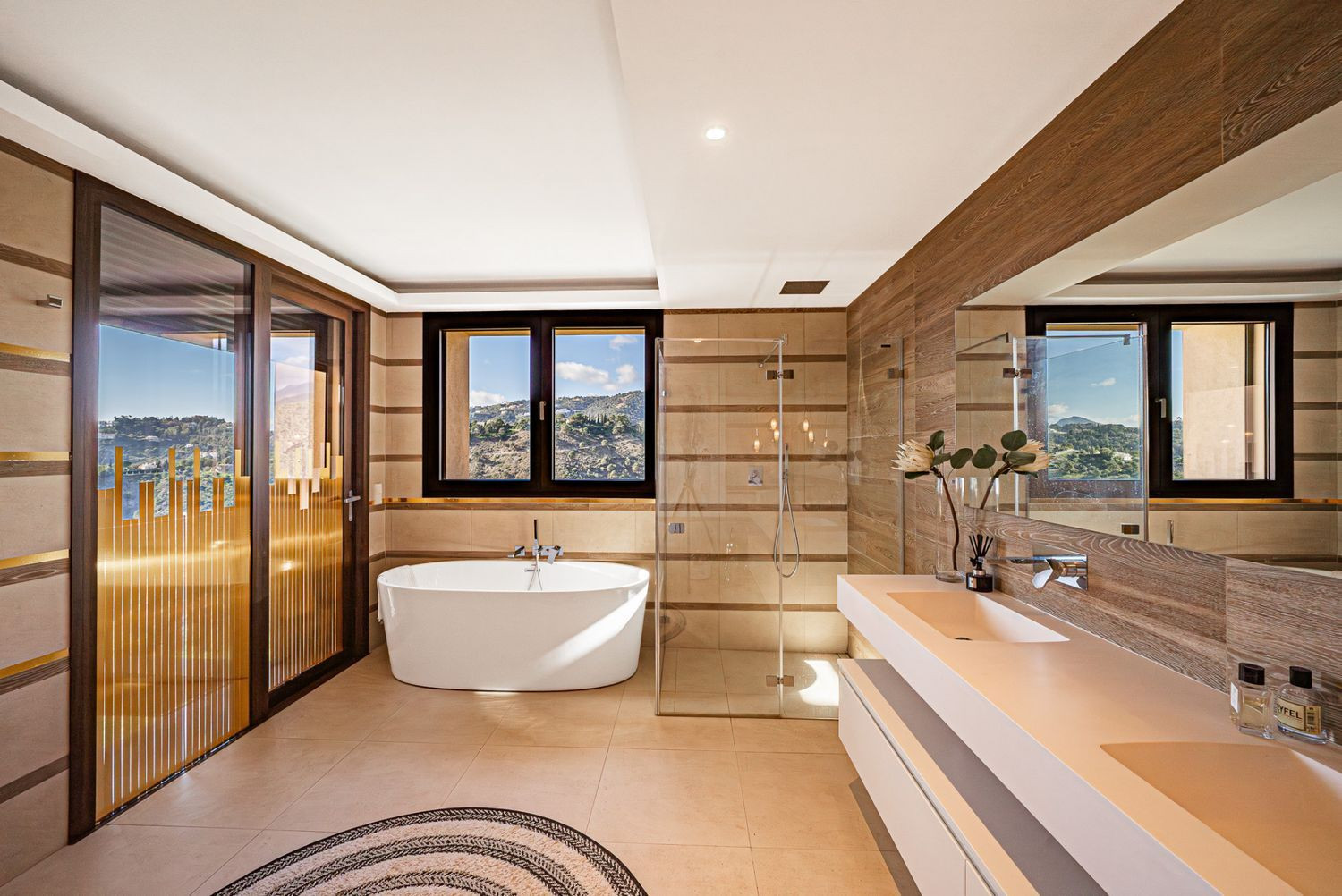 Modern Apartment with Panoramic Views · Photo 20