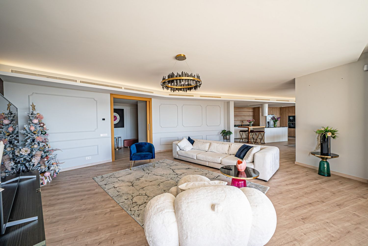Modern Apartment with Panoramic Views · Photo 10