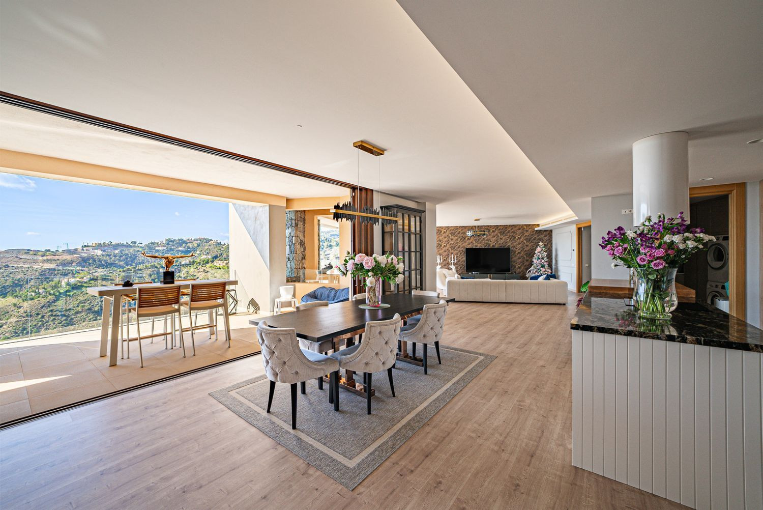 Modern Apartment with Panoramic Views · Photo 9