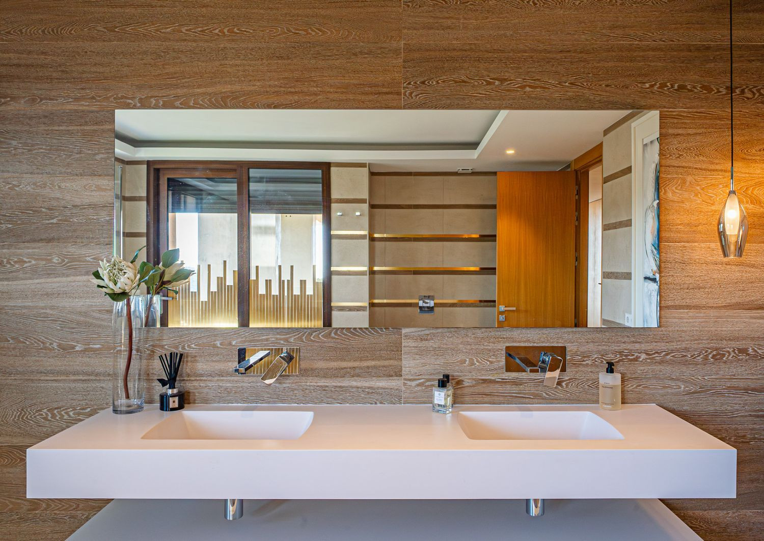 Modern Apartment with Panoramic Views · Photo 18