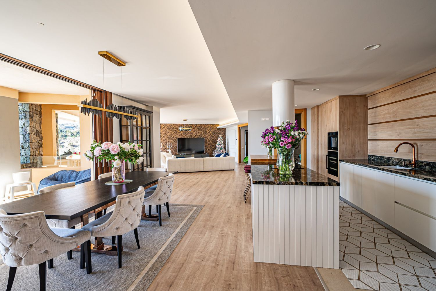 Modern Apartment with Panoramic Views · Photo 13