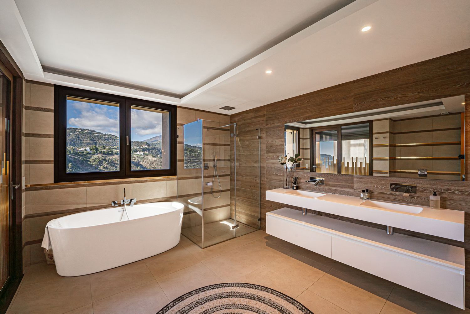 Modern Apartment with Panoramic Views · Photo 22