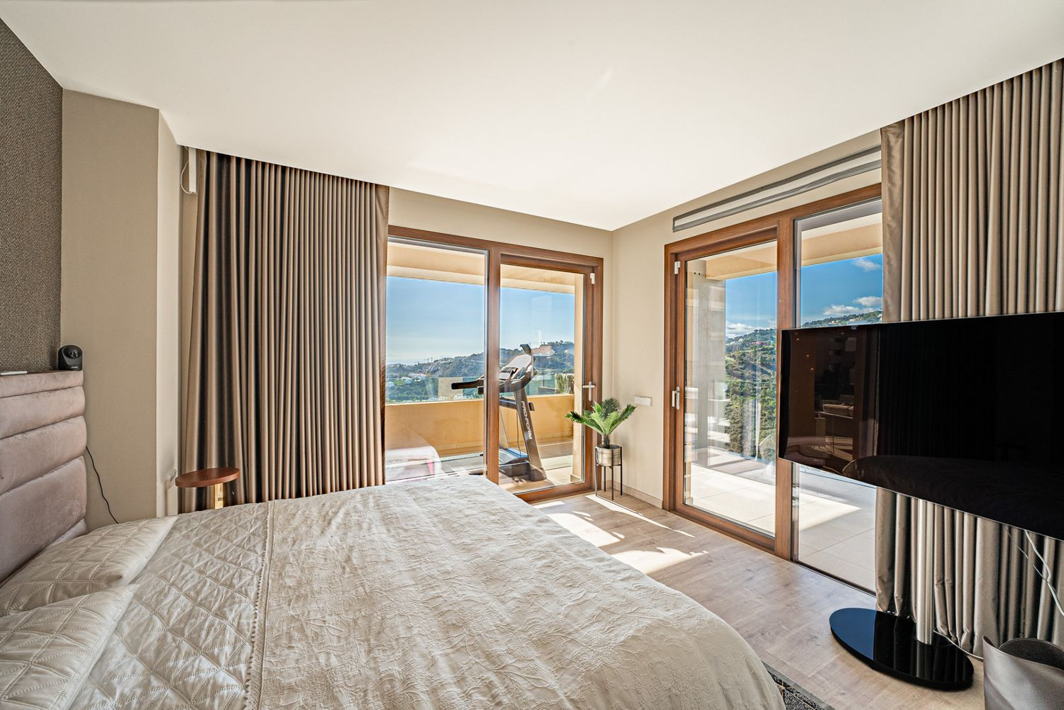 Modern Apartment with Panoramic Views · Photo 17