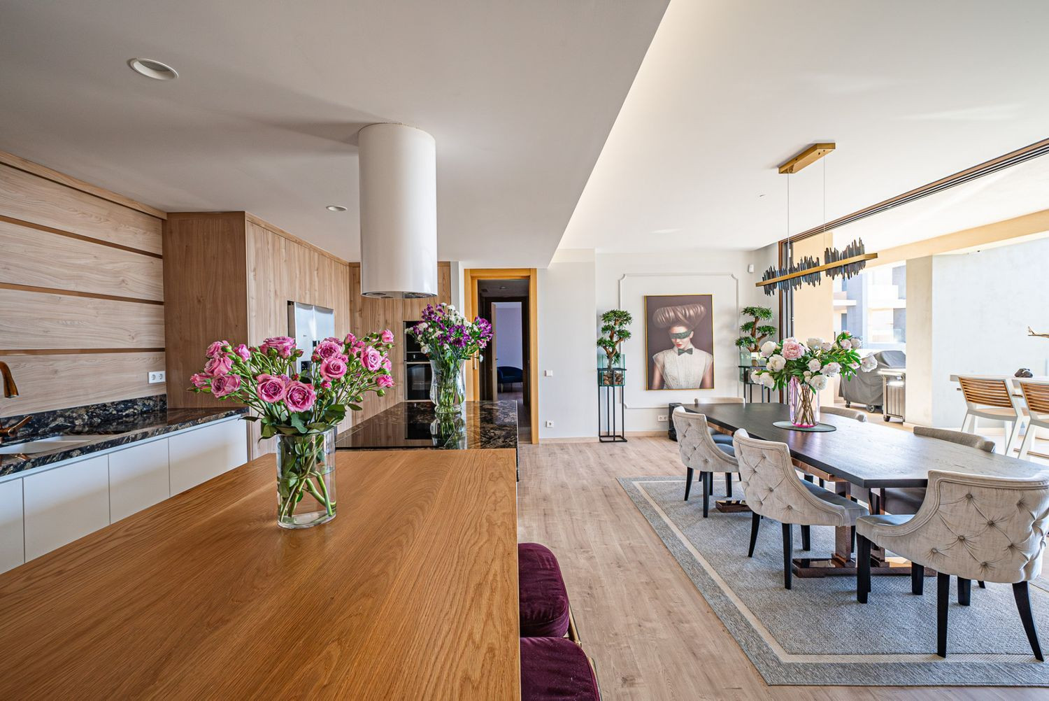 Modern Apartment with Panoramic Views · Photo 11