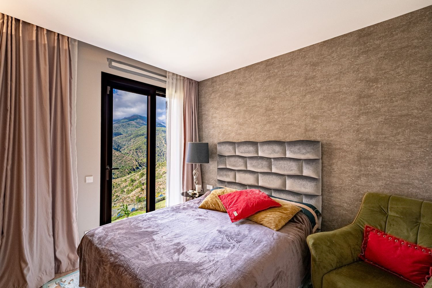 Modern Apartment with Panoramic Views · Photo 14