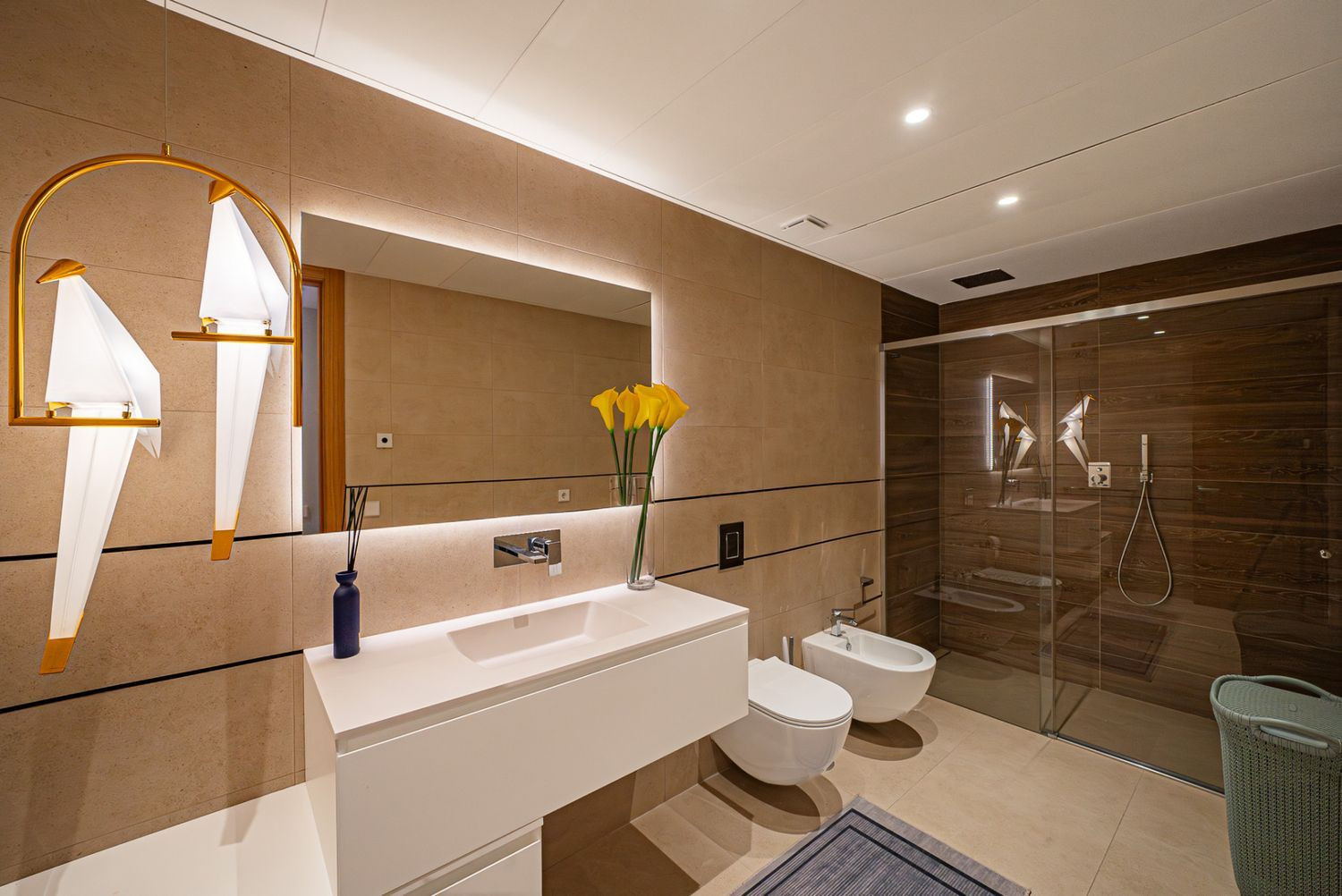 Modern Apartment with Panoramic Views · Photo 19