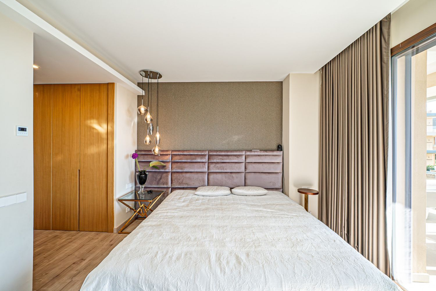 Modern Apartment with Panoramic Views · Photo 15