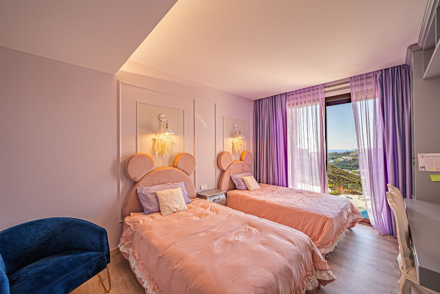 Modern Apartment with Panoramic Views · Photo 16