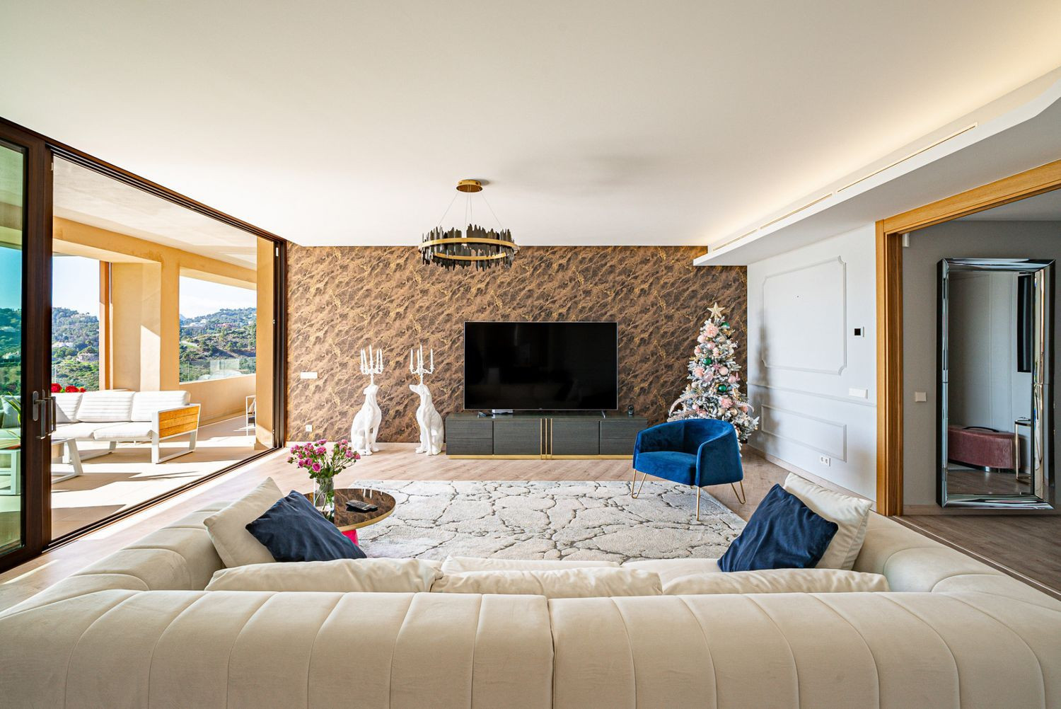 Modern Apartment with Panoramic Views · Photo 8