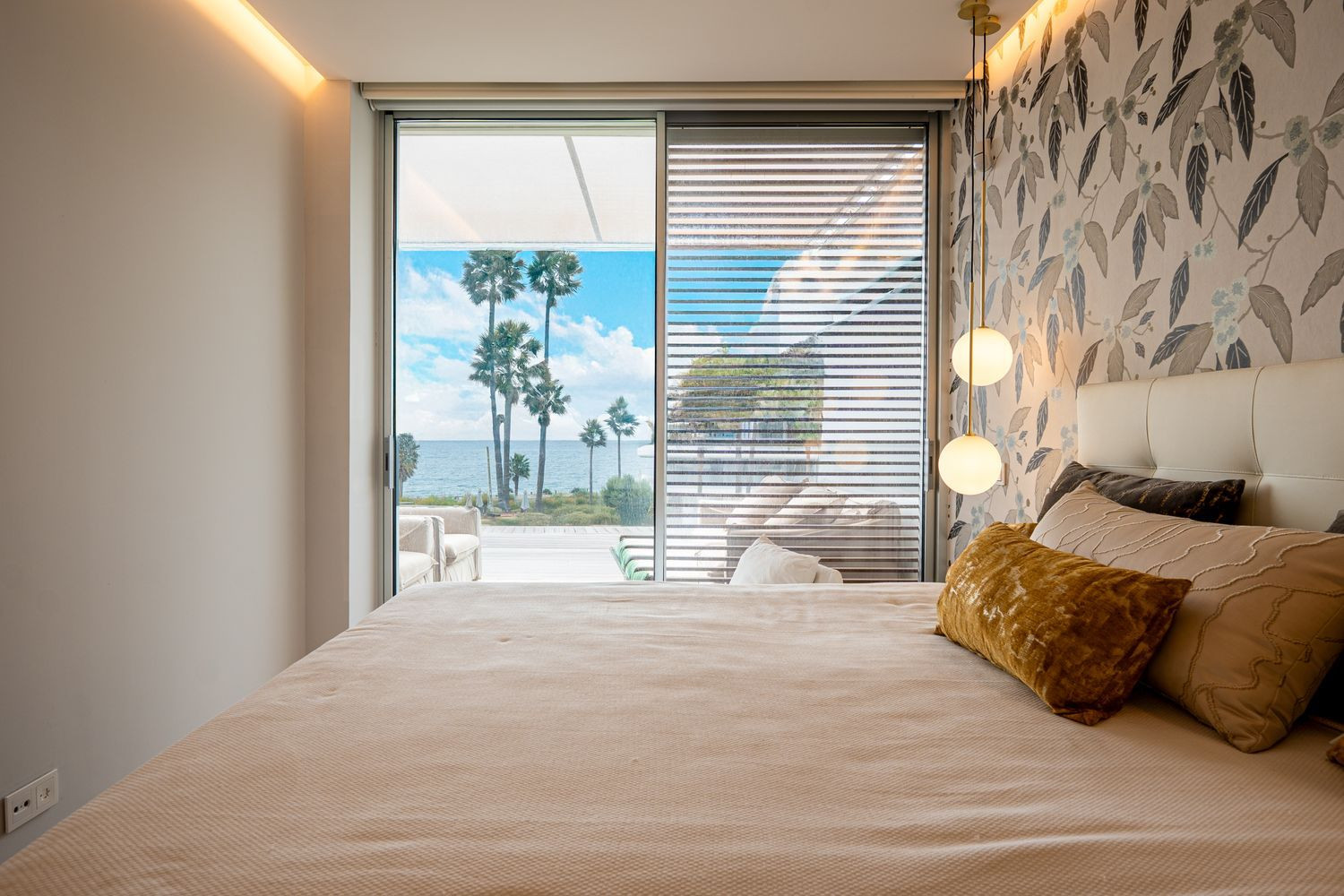 Beachfront Apartment with Sea Views · Photo 10