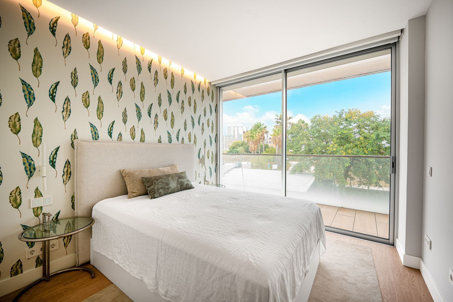 Beachfront Apartment with Sea Views · Photo 12