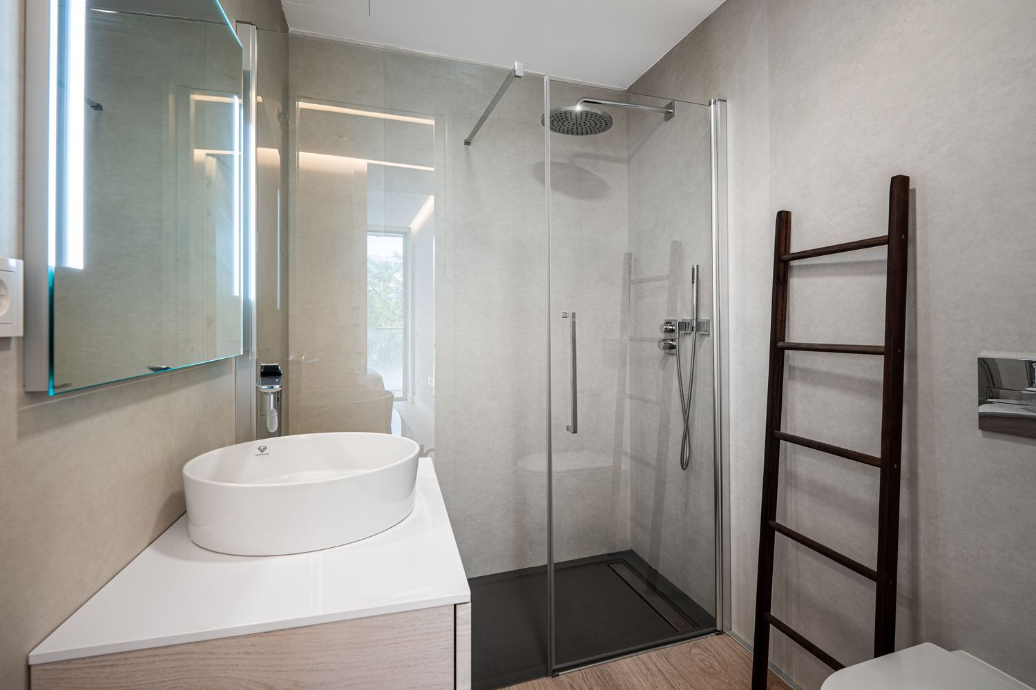 Beachfront Apartment with Sea Views · Photo 14