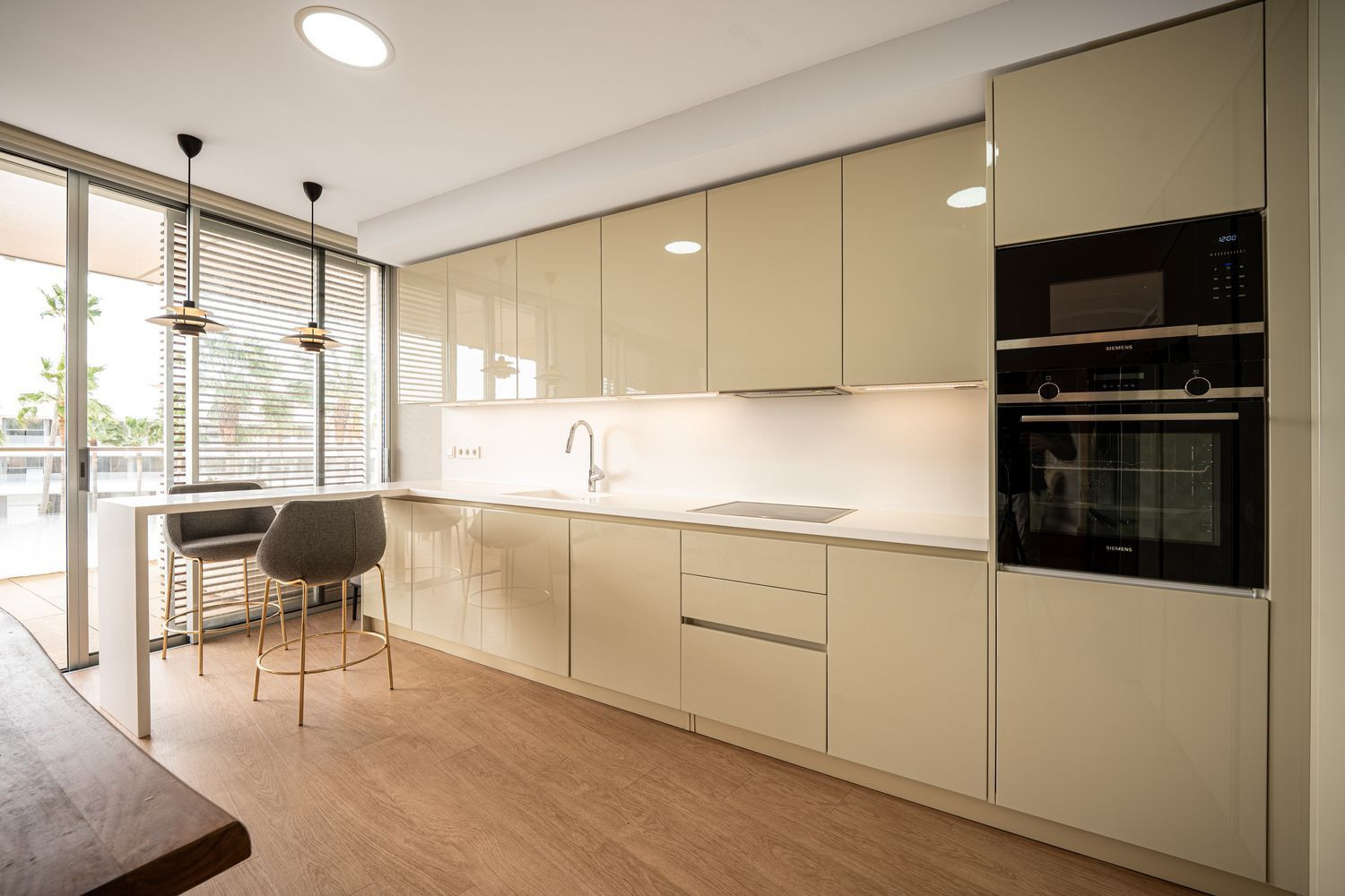 Beachfront Apartment with Sea Views · Photo 8