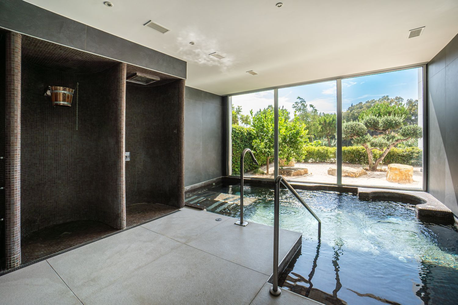 Beachfront Apartment with Sea Views · Photo 18