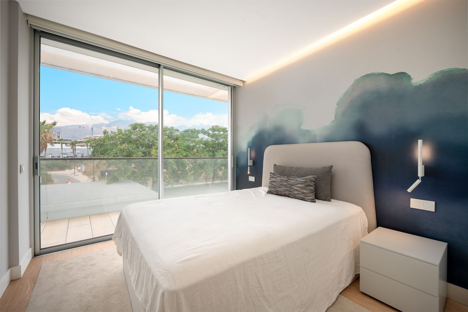 Beachfront Apartment with Sea Views · Photo 11