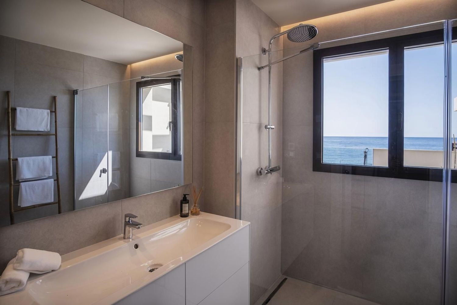 Beachfront Apartment with Sea Views · Photo 12