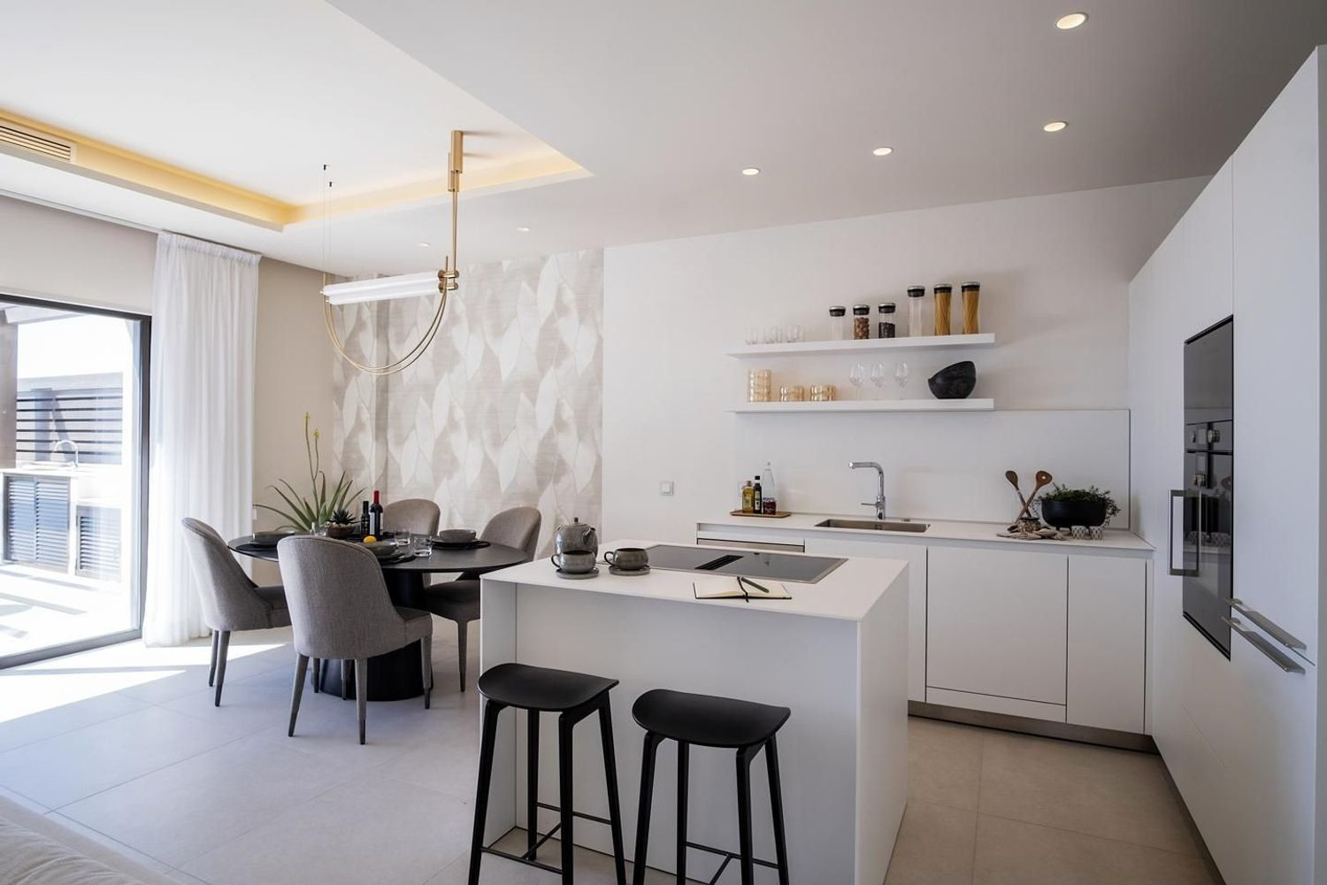 Beachfront Apartment with Sea Views · Photo 9