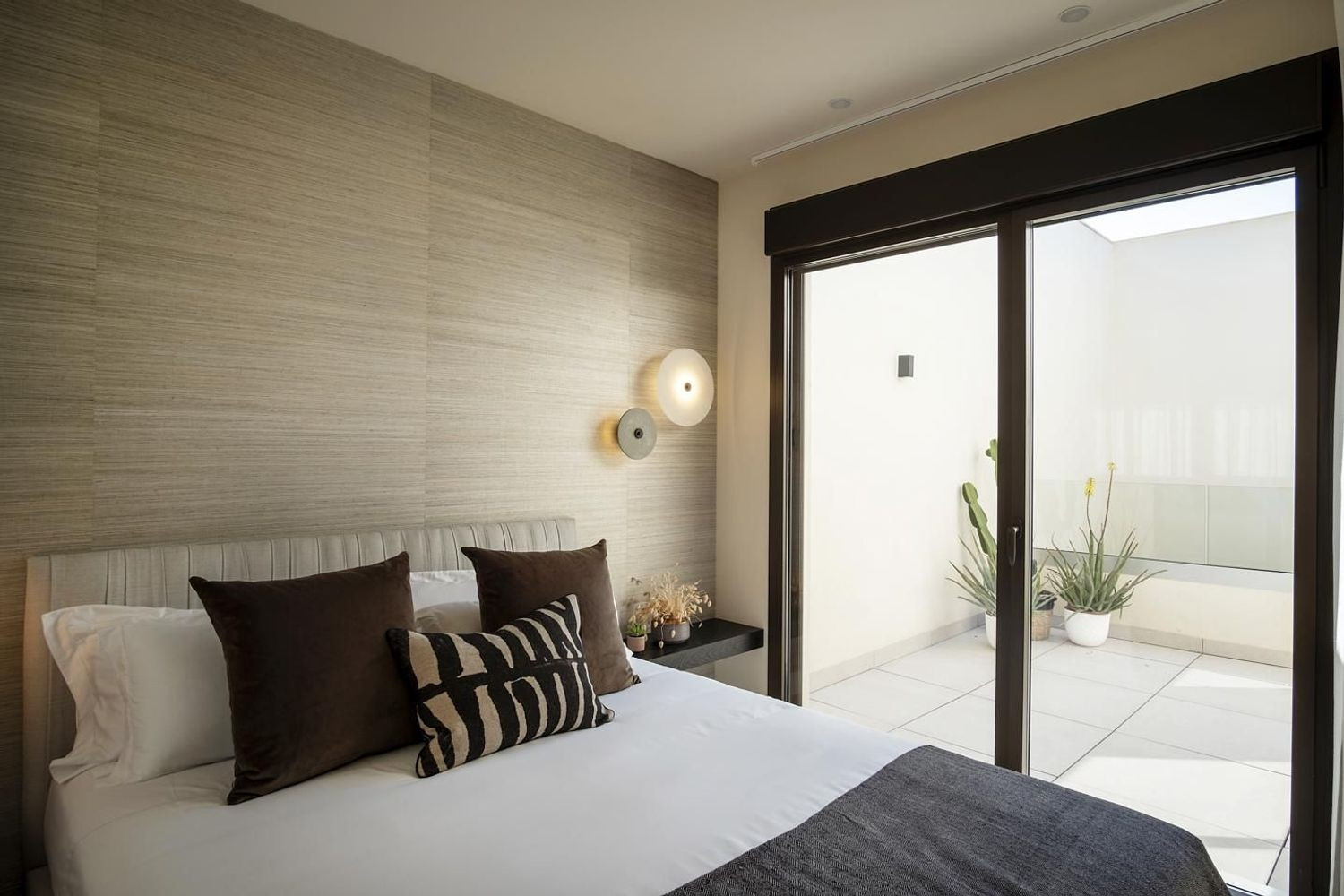 Beachfront Apartment with Sea Views · Photo 11