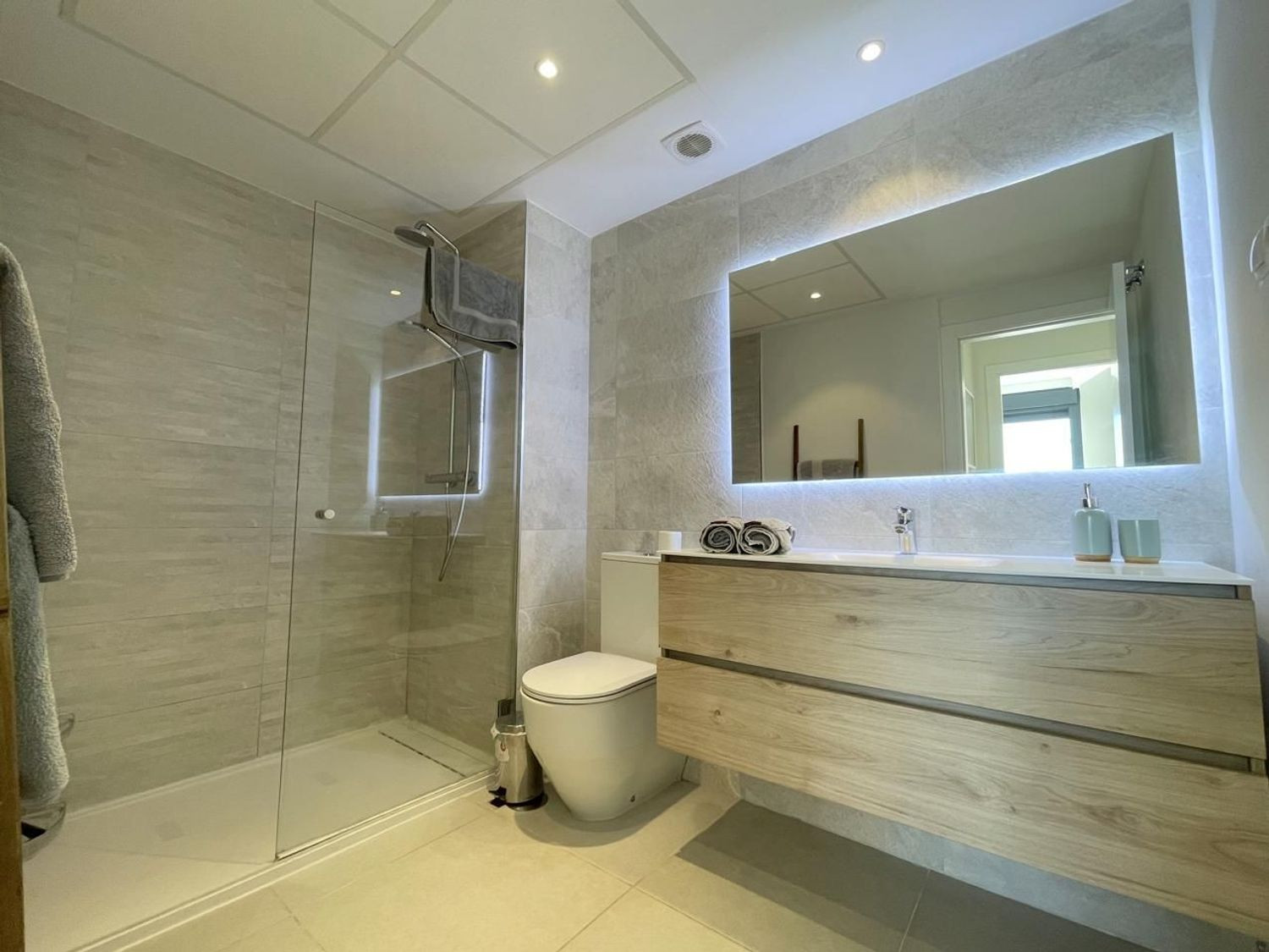 Duplex Penthouse with Panoramic Views · Photo 16