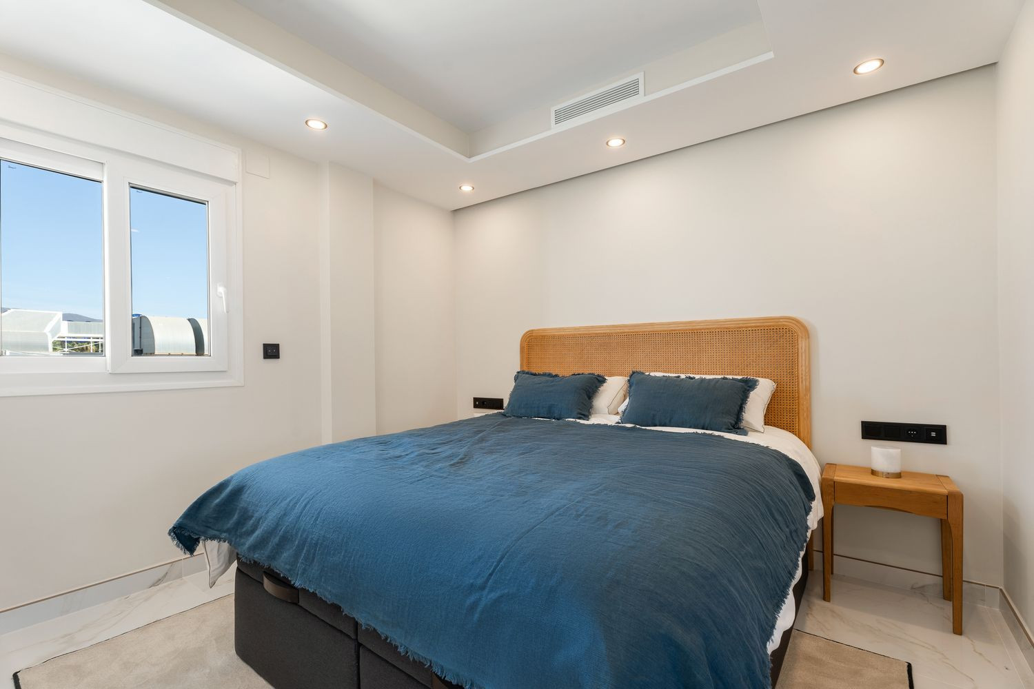 Beachfront Penthouse with Sea Views · Photo 9