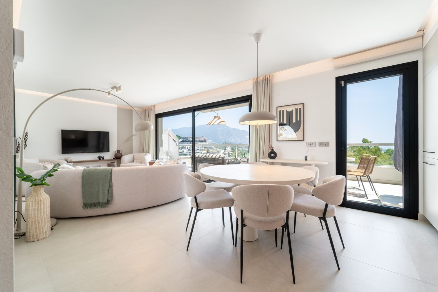 Duplex Penthouse with Sea and Mountain Views · Photo 8