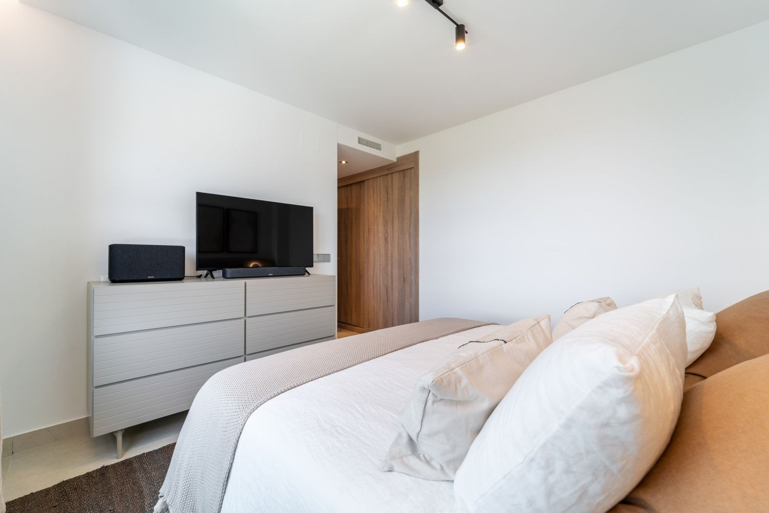 Duplex Penthouse with Sea and Mountain Views · Photo 14