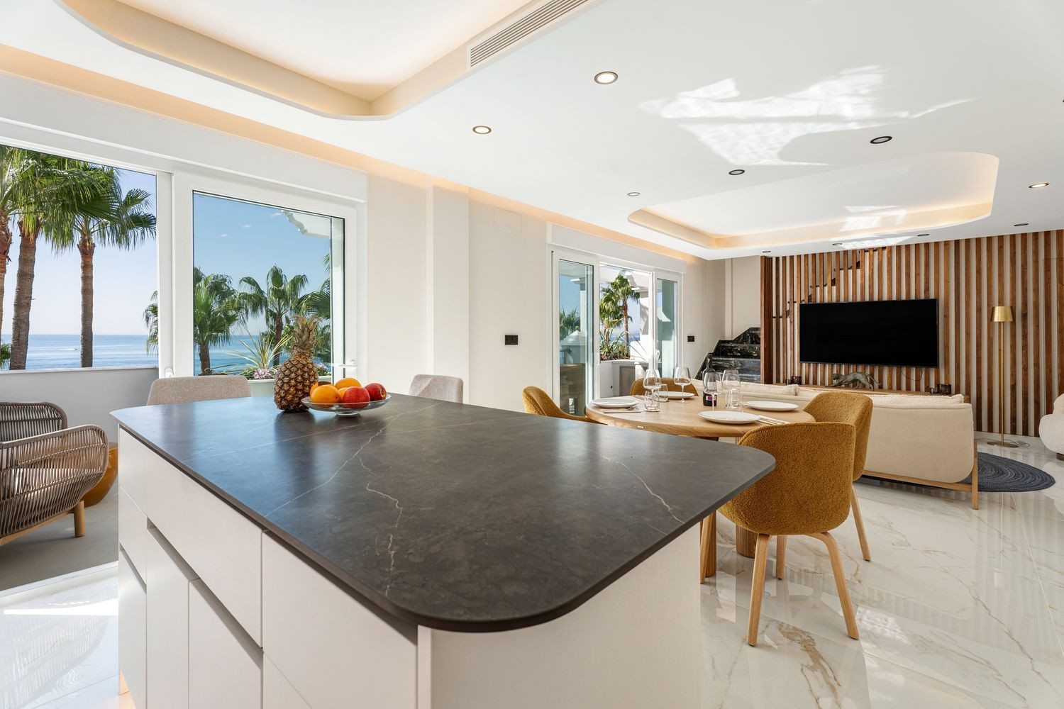 Beachfront Penthouse with Sea Views · Photo 10