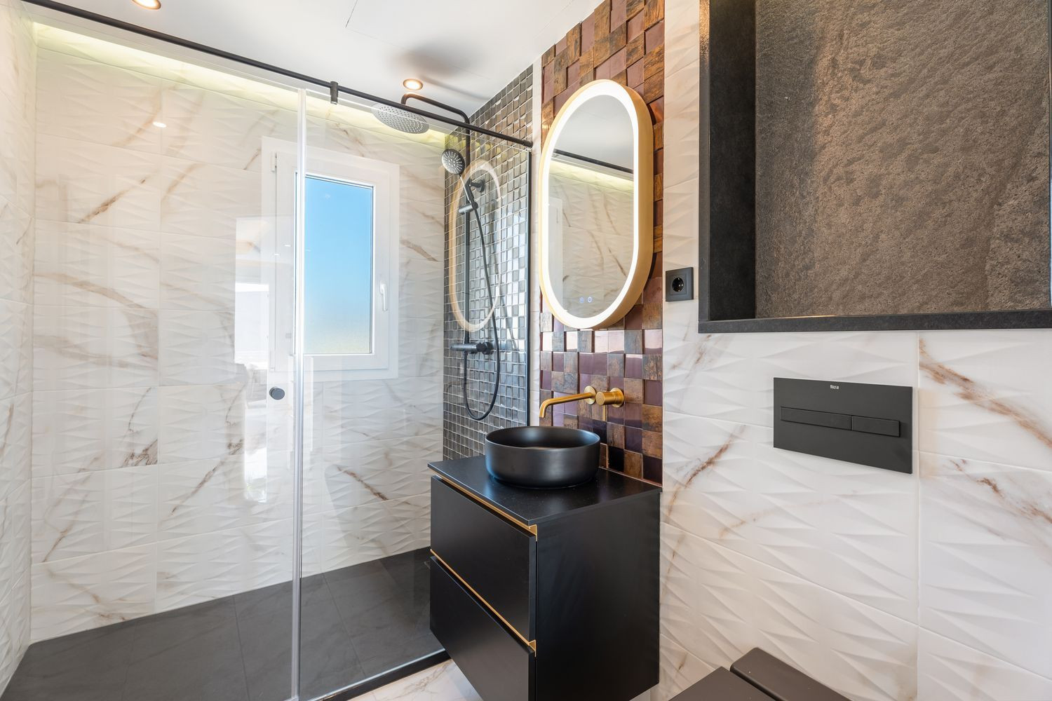 Beachfront Penthouse with Sea Views · Photo 22